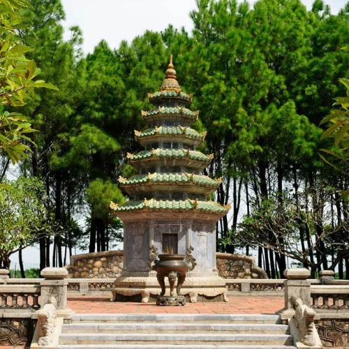Hue - Pagoda and palace history tour