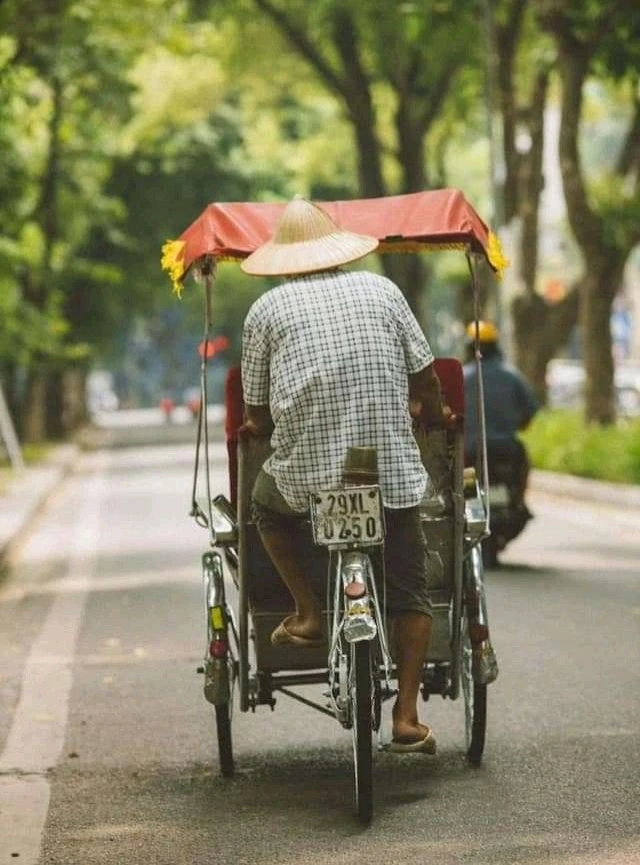 Hanoi – Hoan Kiem lake, cyclo & street eats tour