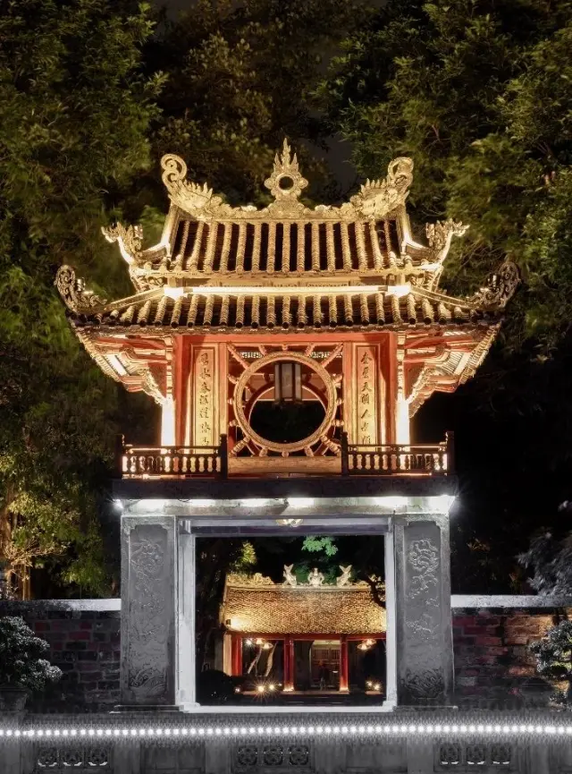 Hanoi – Enchanted evening at the Temple of Literature