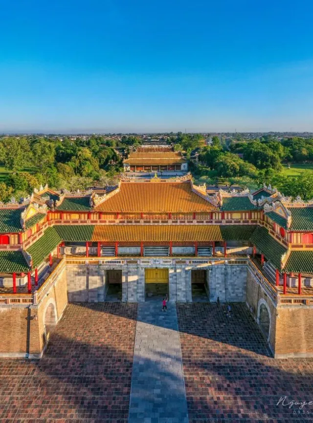 Hue – Pagoda and palace history tour