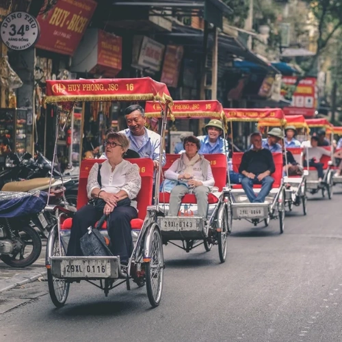 Hanoi - Hoan Kiem lake, cyclo & street eats tour